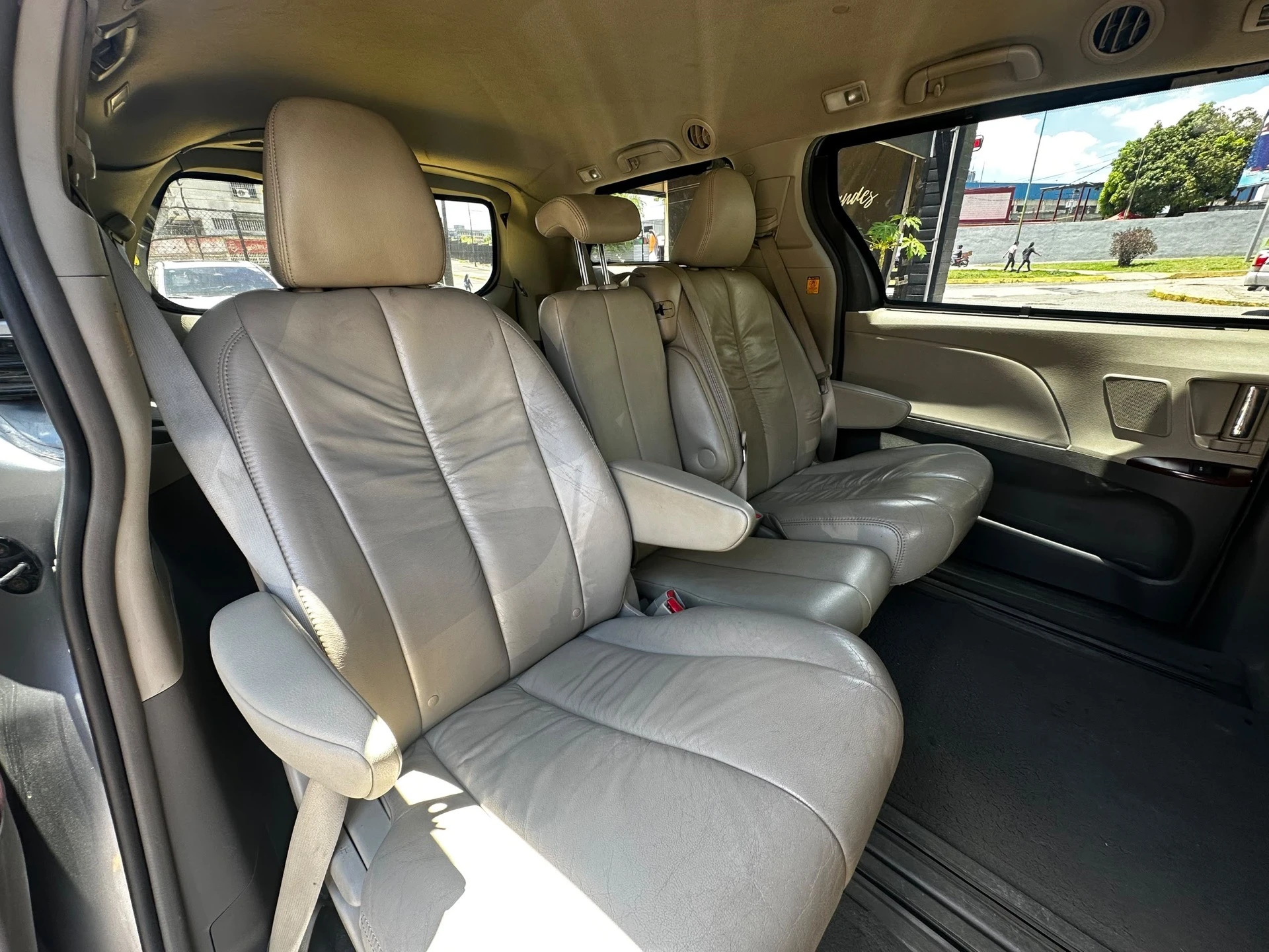 2011 Toyota Sienna XLE — foto 2