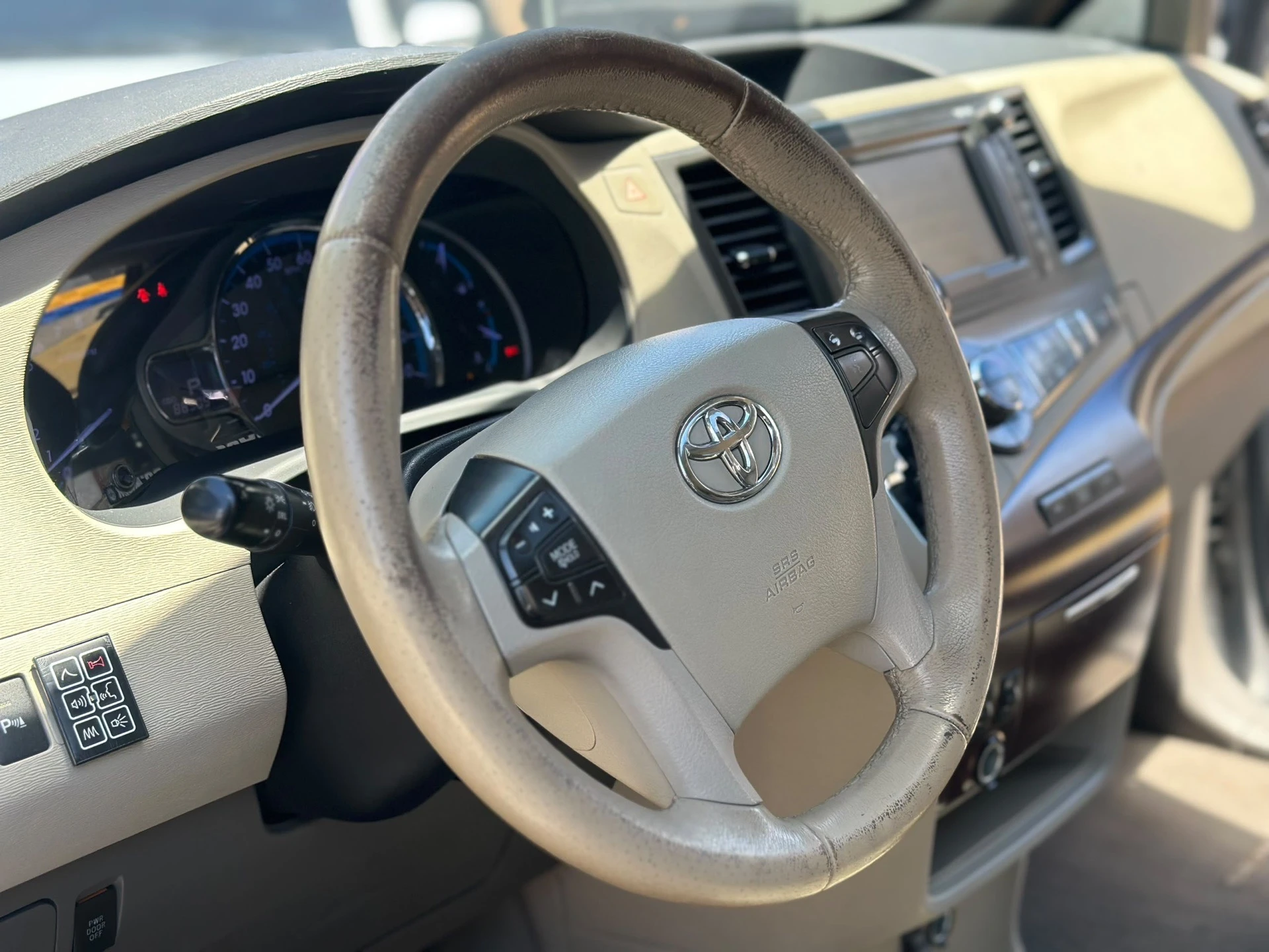 2011 Toyota Sienna XLE — foto 3