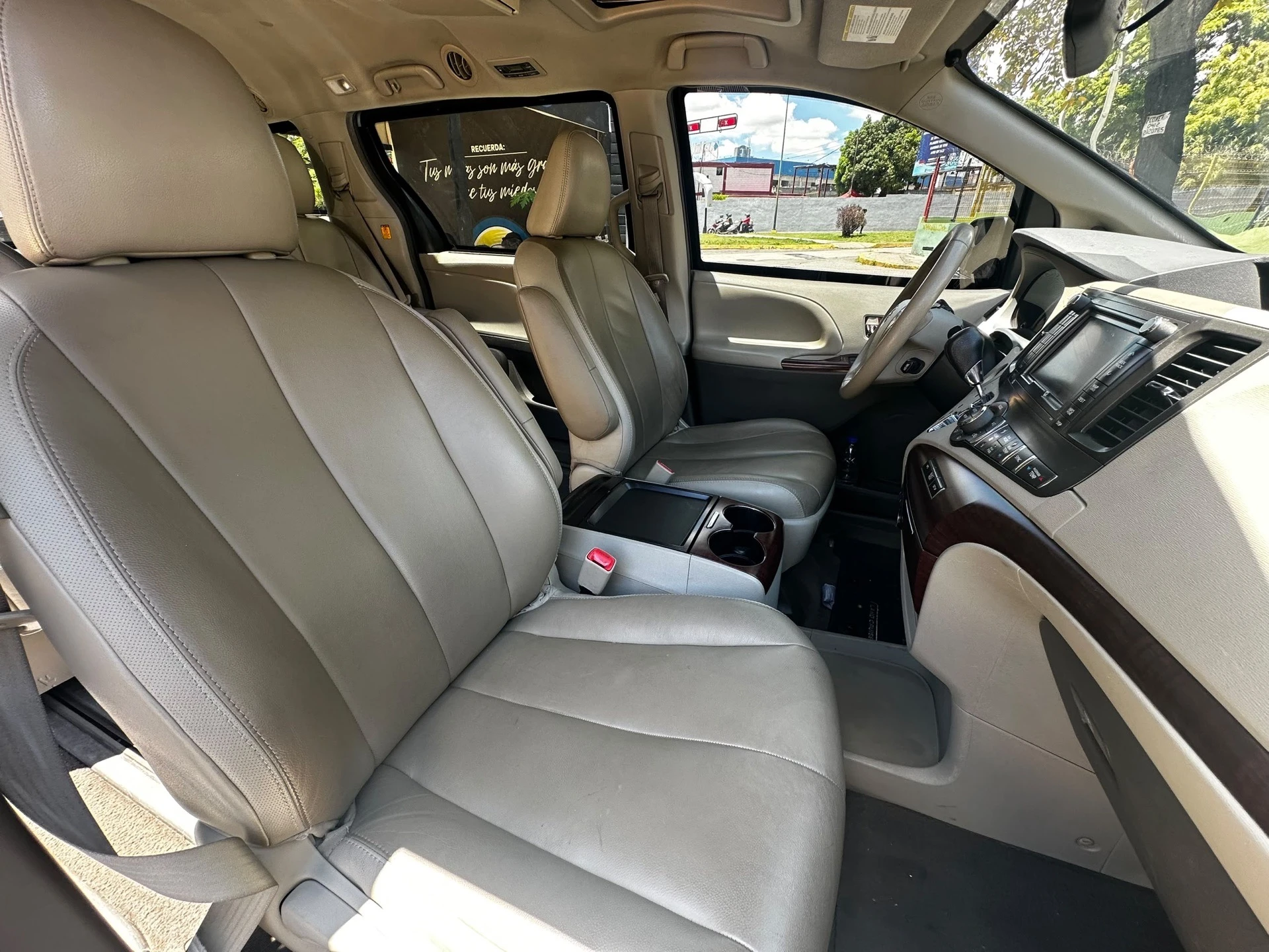 2011 Toyota Sienna XLE — foto 4