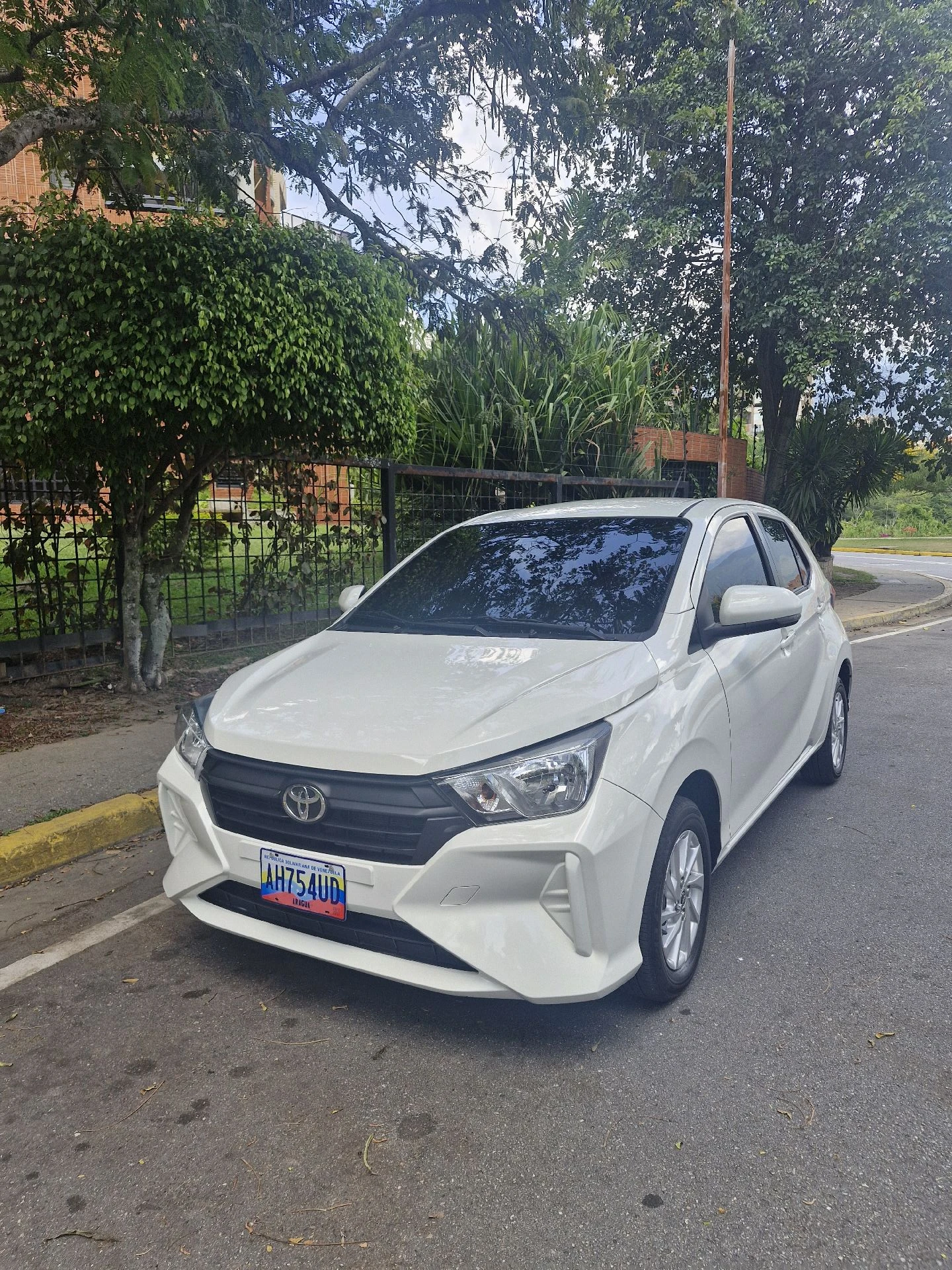 2025 Toyota Agya Lujo — foto 2