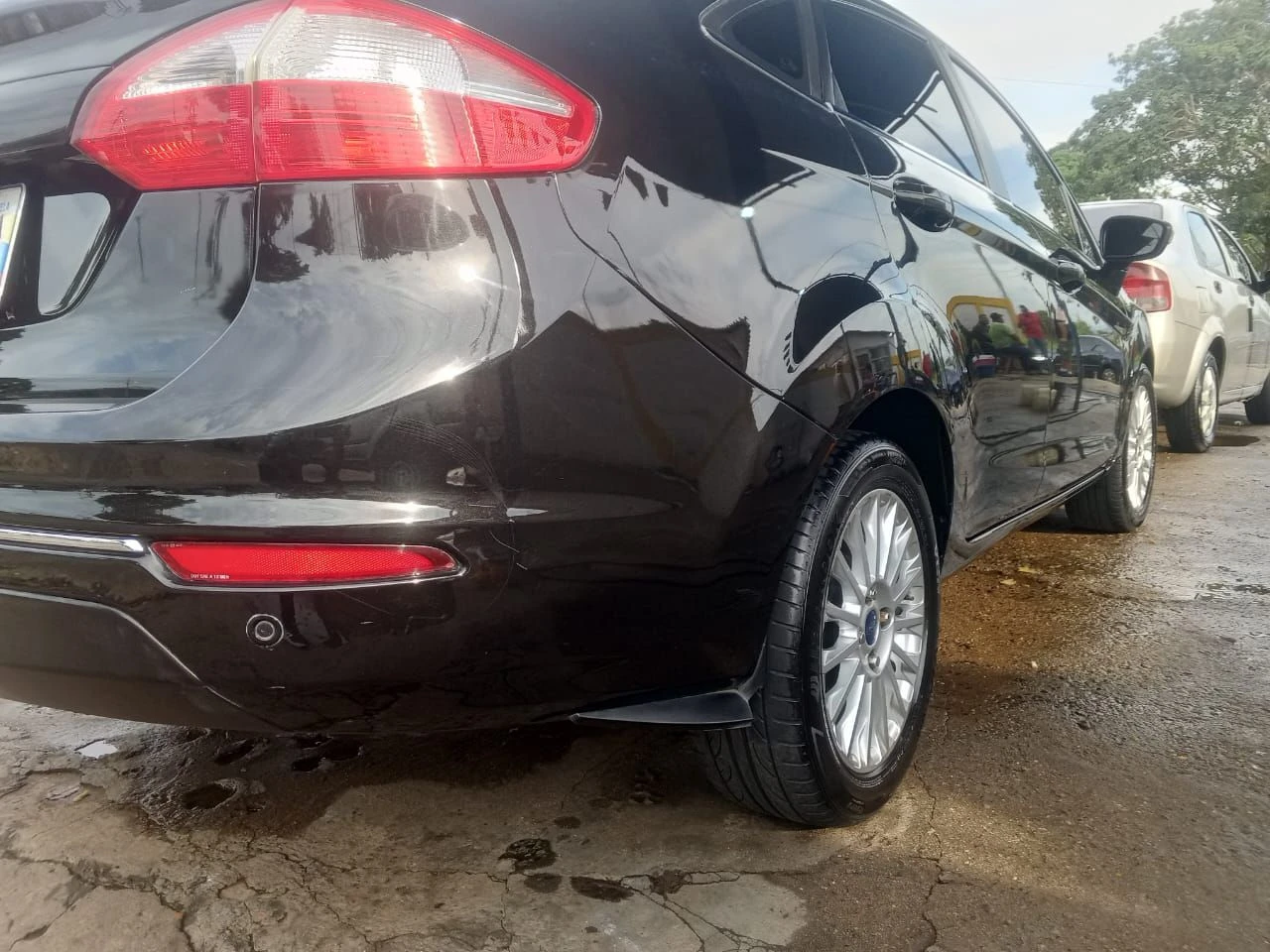 2015 Ford Fiesta Sedan — foto 2