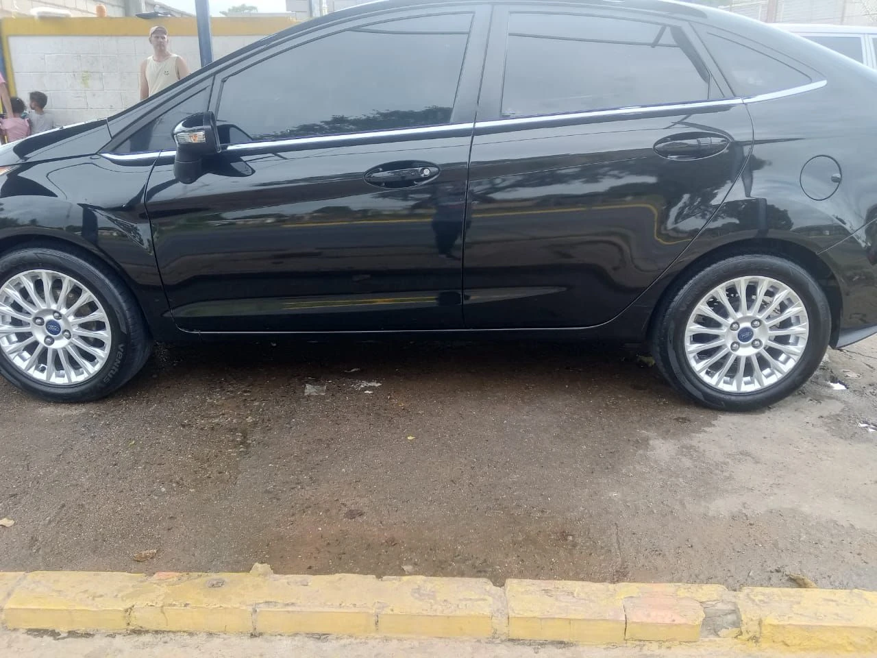 2015 Ford Fiesta Sedan — foto 4