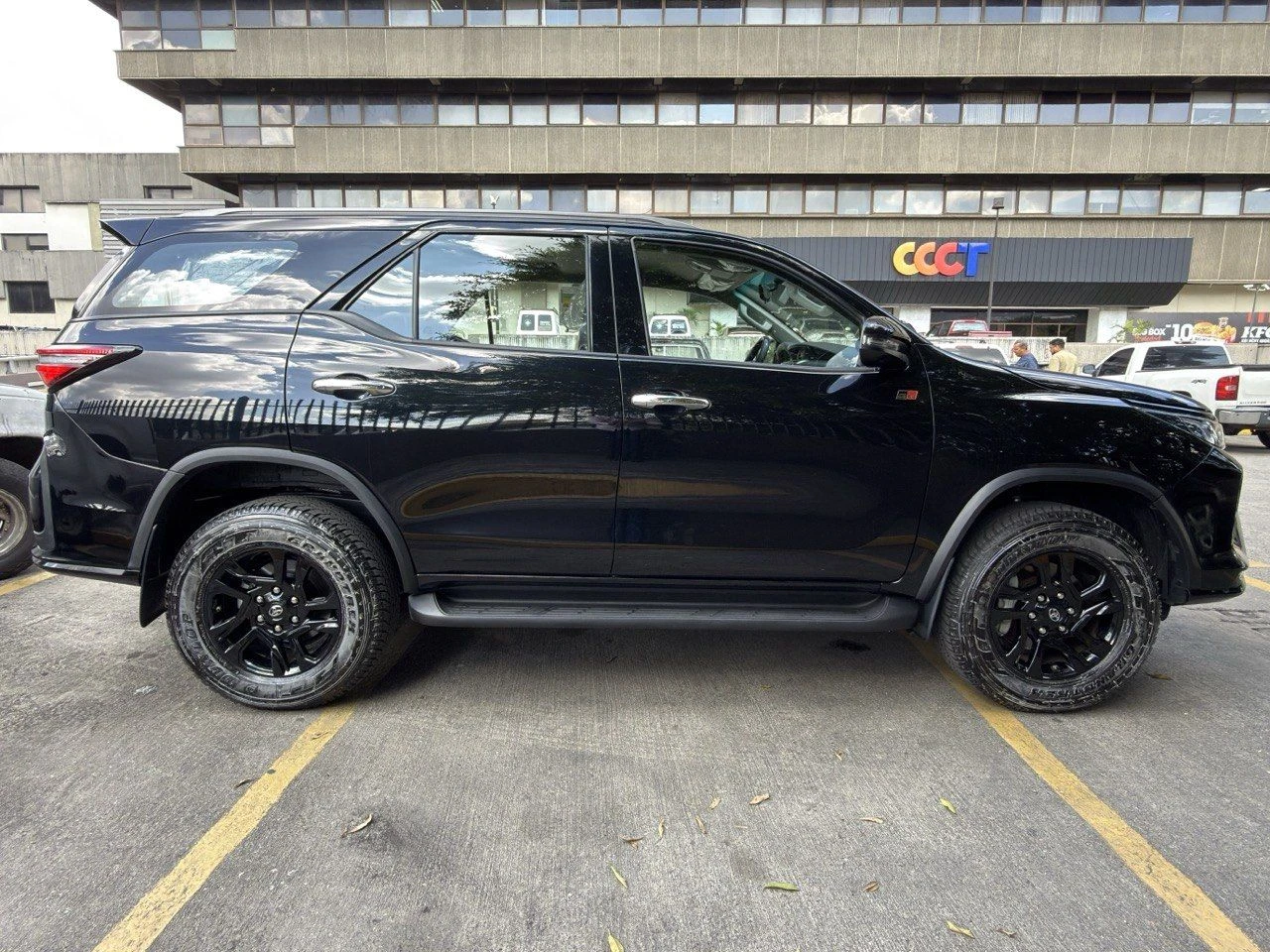 2026 Toyota Fortuner GR — foto 7