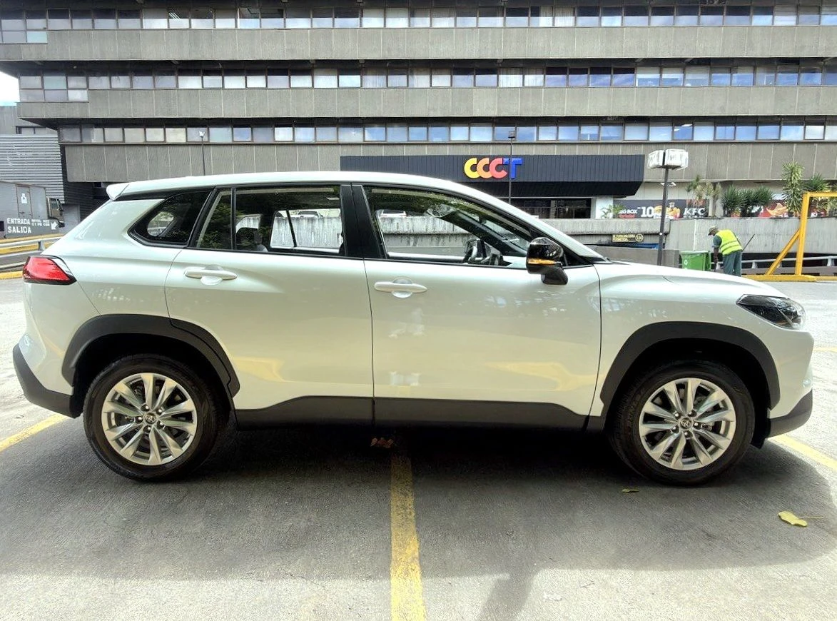 2026 Toyota Corolla Cross ELITE — foto 8
