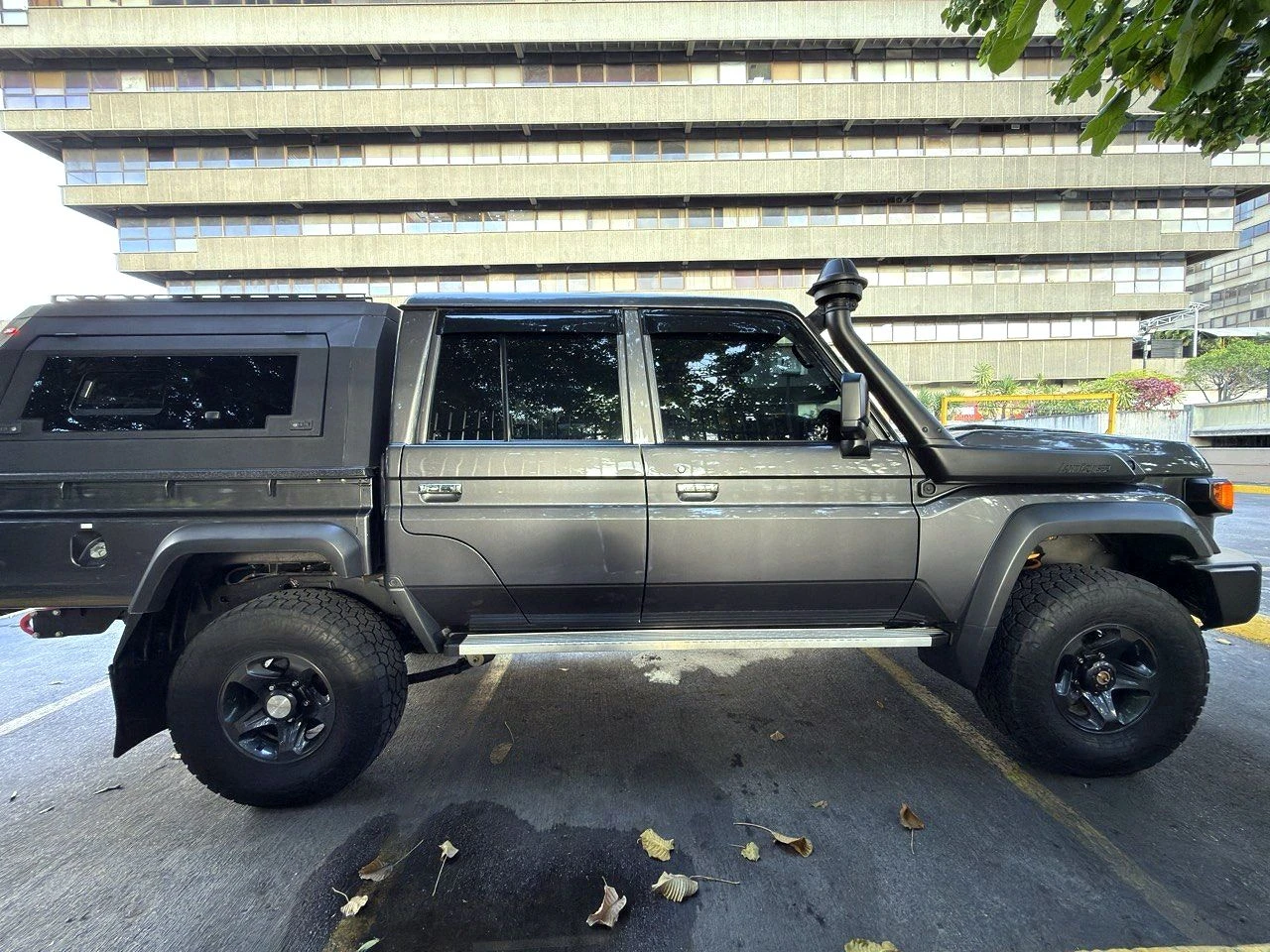 2024 Toyota Land Cruiser LX V6 — photo 8