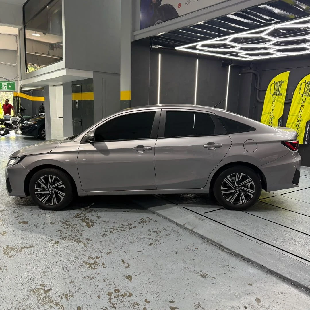2025 Toyota Yaris E — foto 2