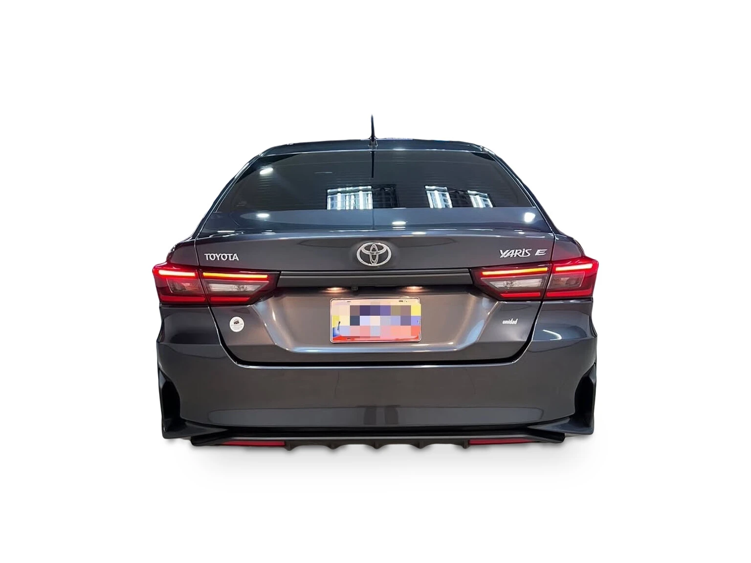 2023 Toyota Yaris Sedán E — foto 3