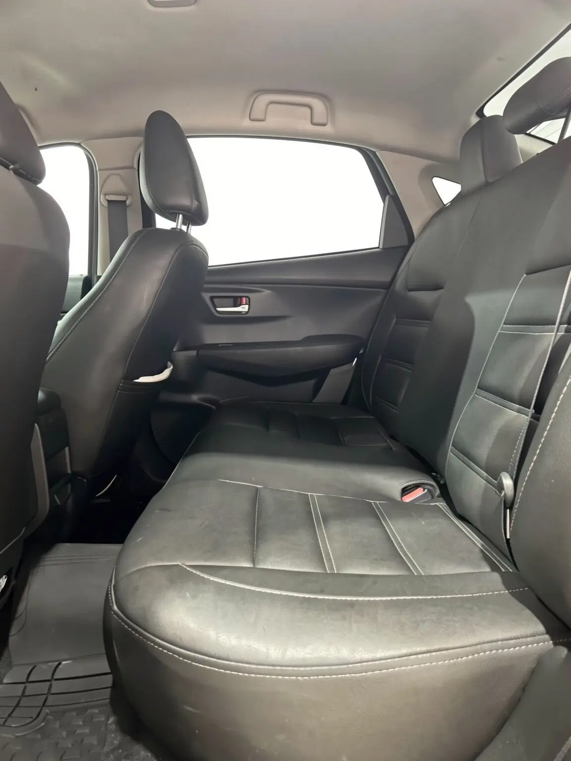 2023 Toyota Yaris Sedán E — foto 5