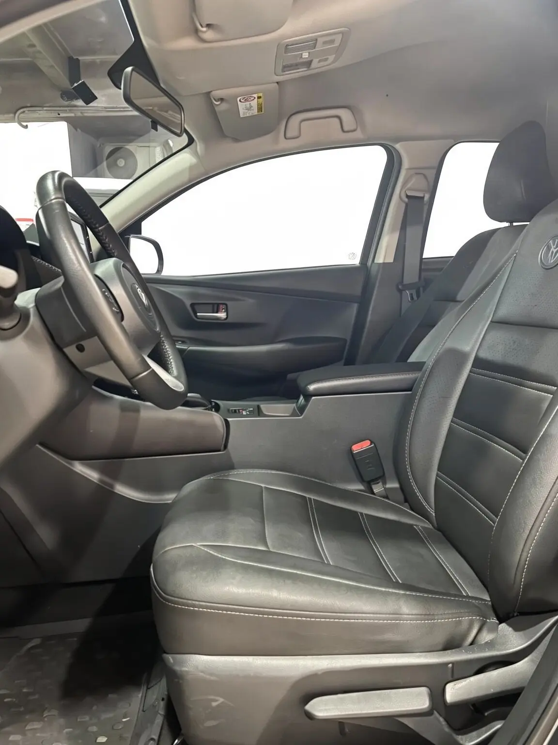 2023 Toyota Yaris Sedán E — foto 8