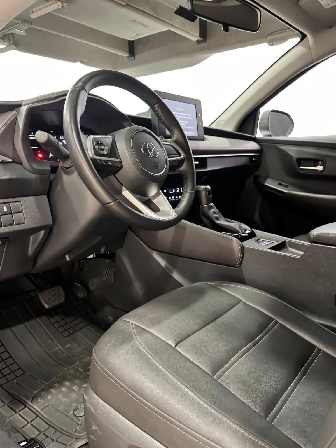 2023 Toyota Yaris Sedán E — foto 7