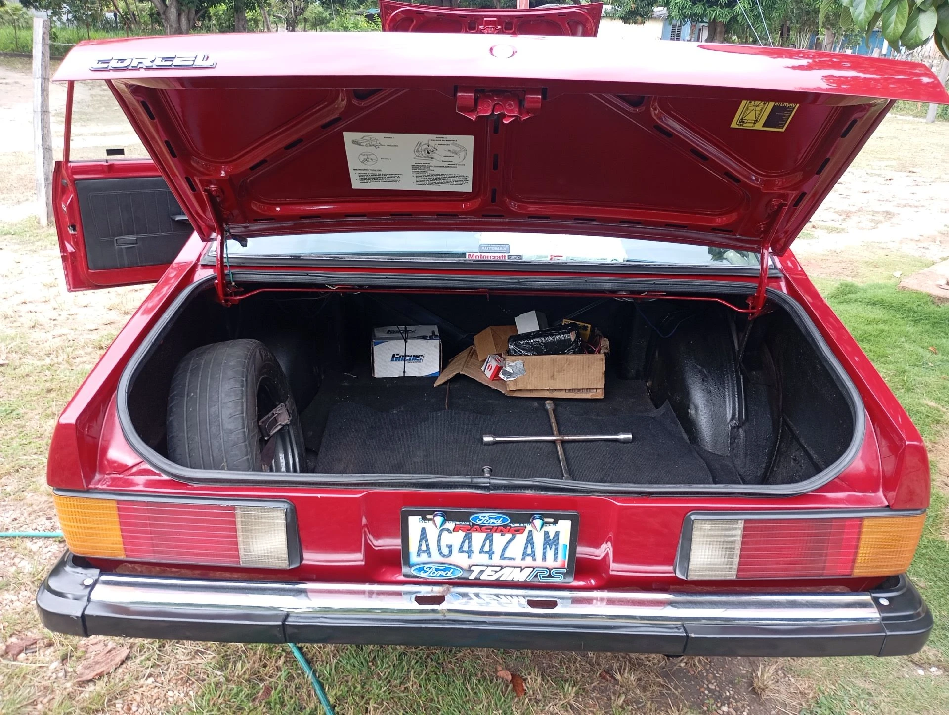 1986 Ford Classic Sedan Hobby — foto 12