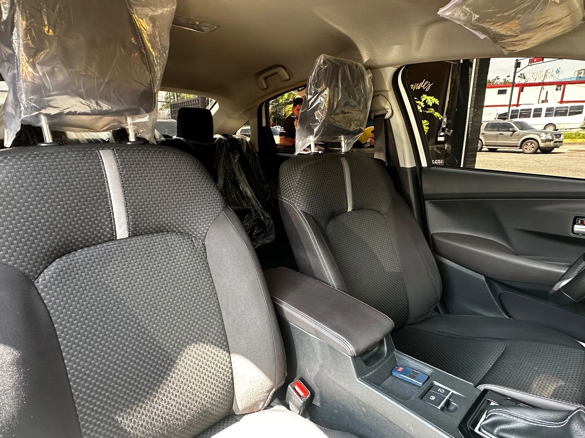 2023 Toyota Yaris Sedán E — foto 3