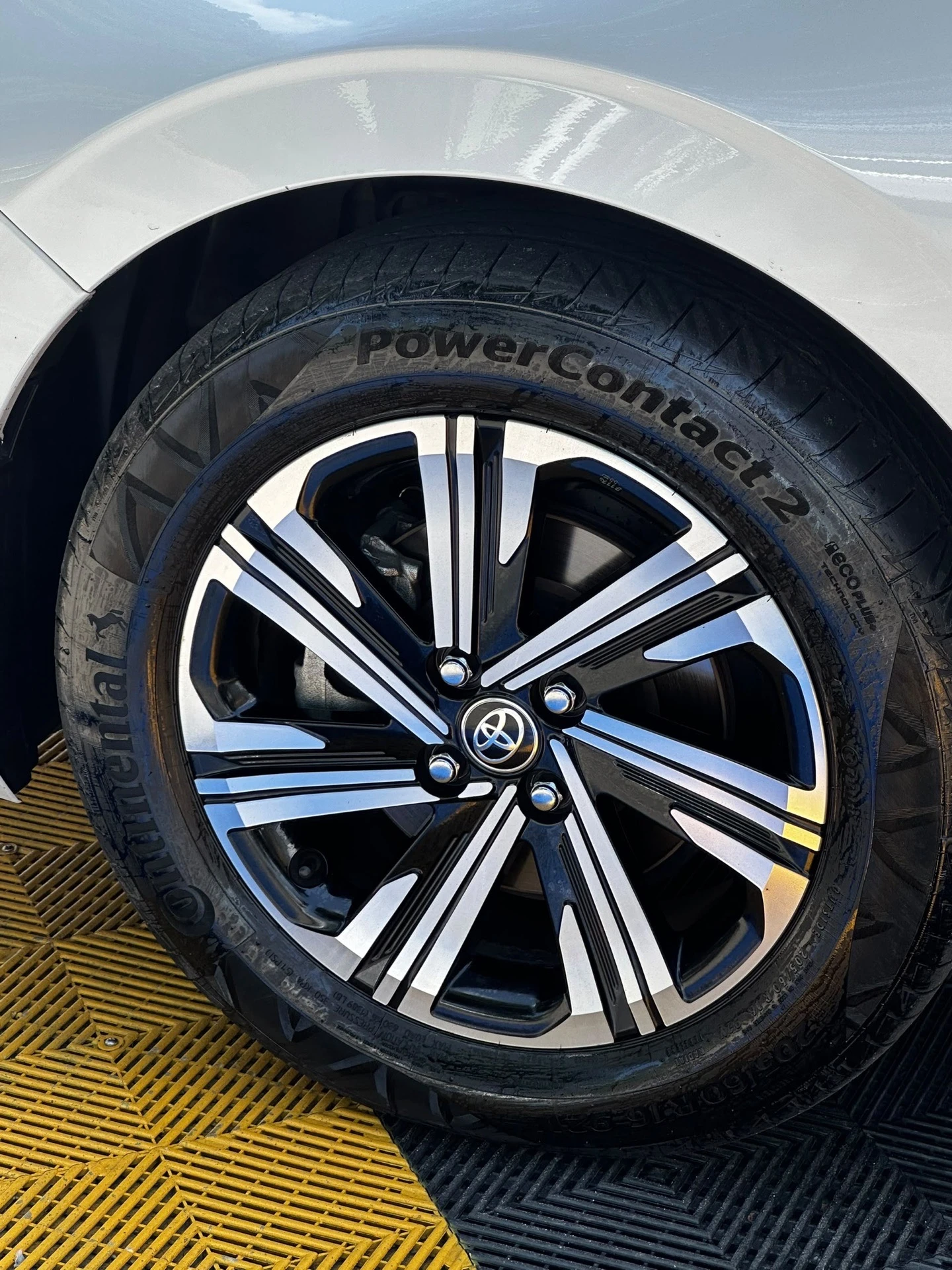 2023 Toyota Yaris Sedán E — foto 6
