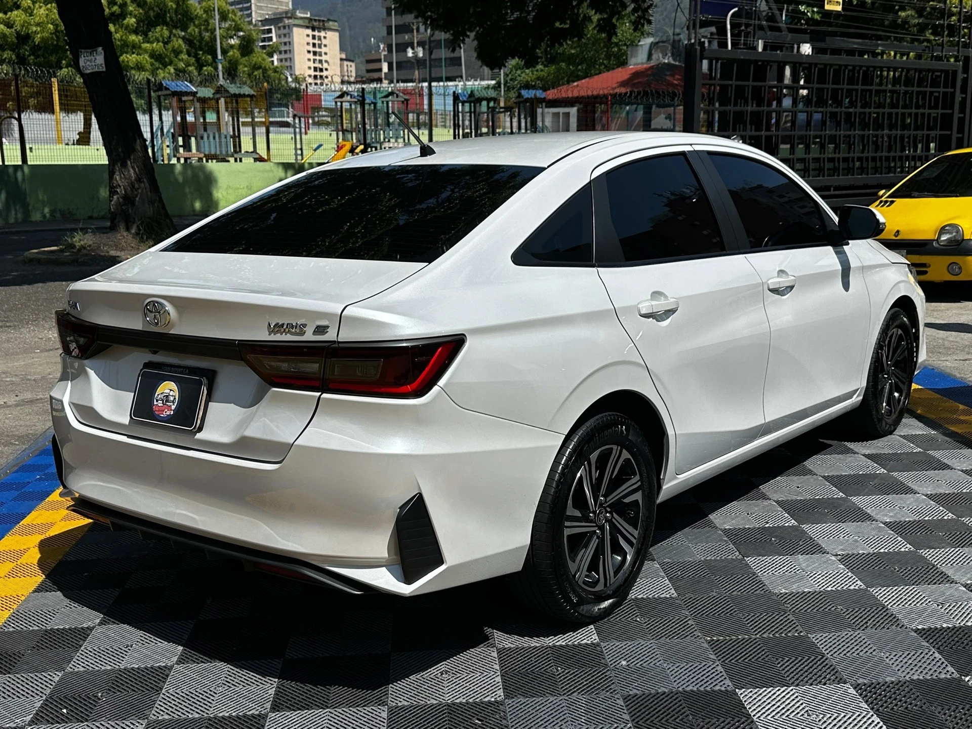 2023 Toyota Yaris Sedán E — foto 4