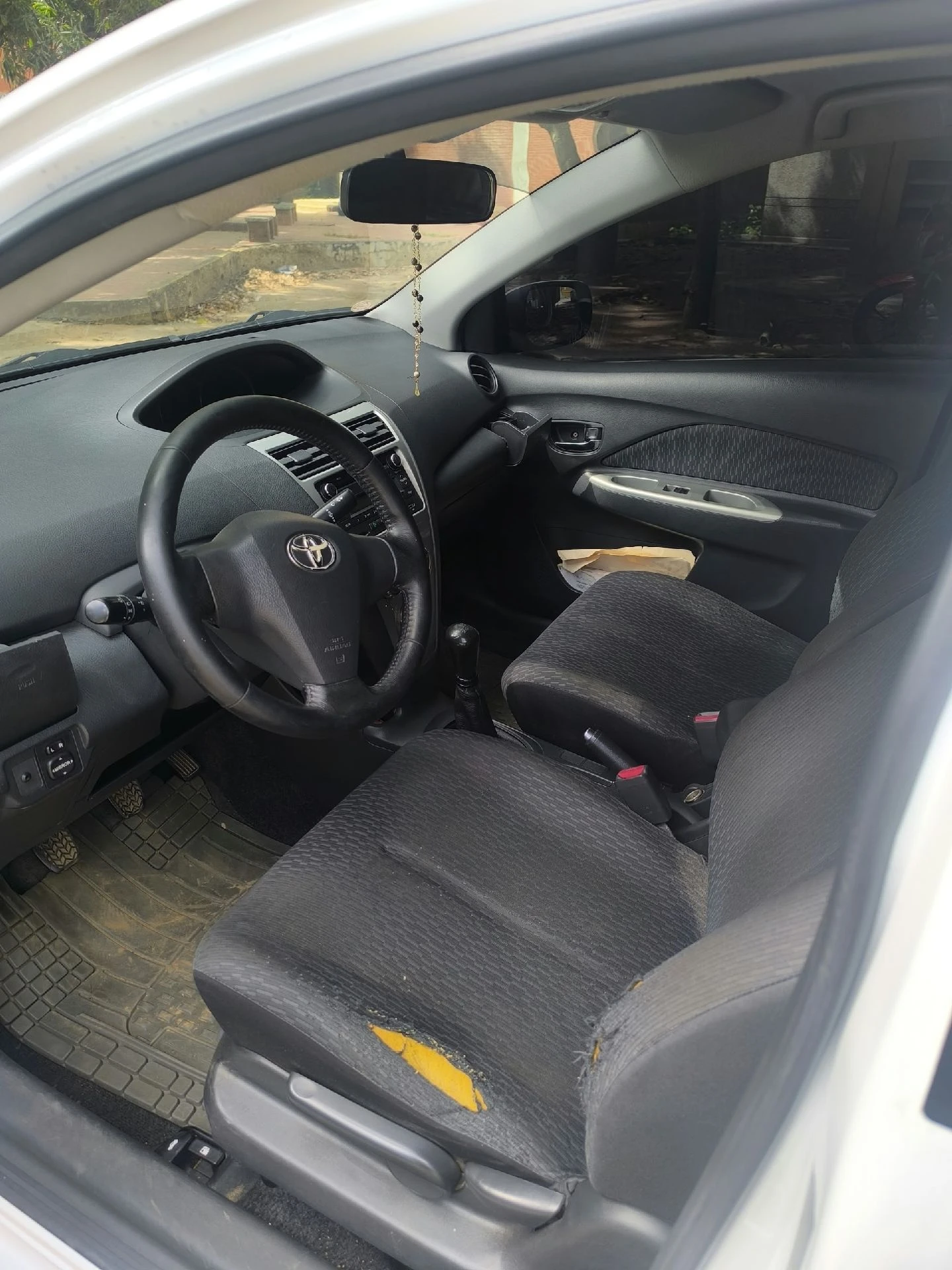 2009 Toyota Yaris Sedán Belta — foto 5