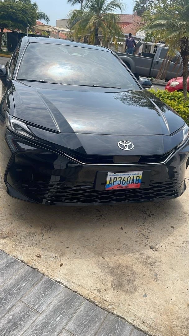 2025 Toyota Camry 2.0 — foto 3