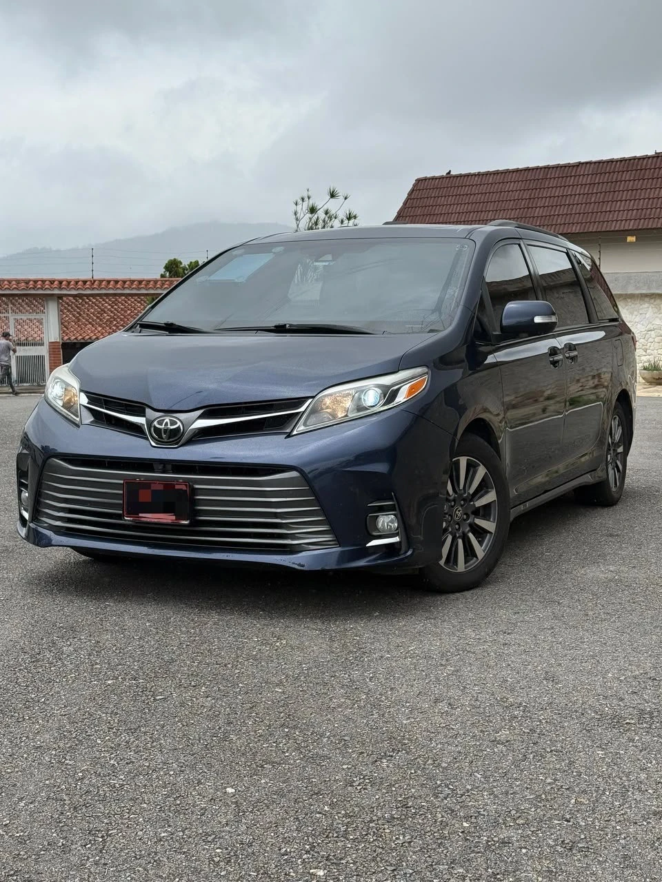2020 Toyota Sienna Premium — foto 2