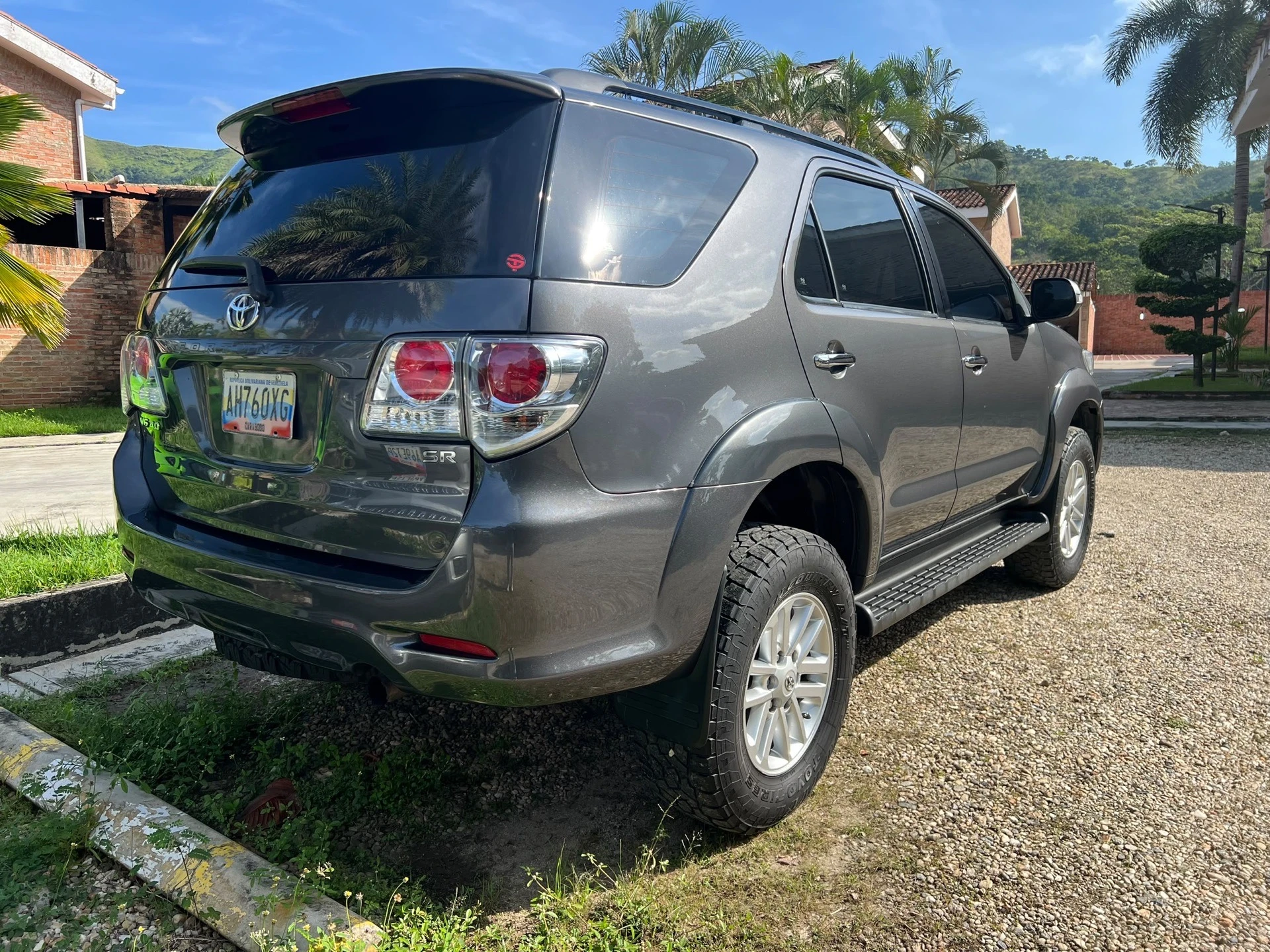 2013 Toyota Fortuner — foto 2