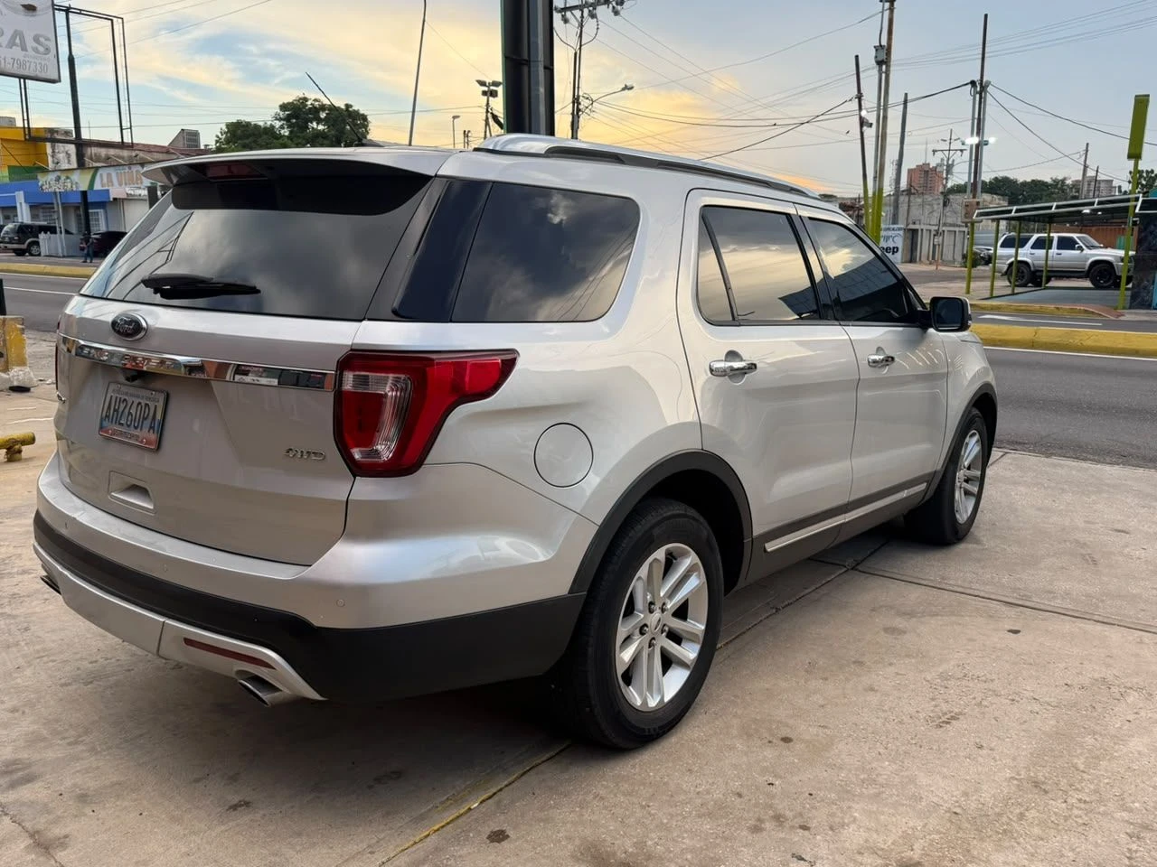 2016 Ford Explorer XLE — foto 2