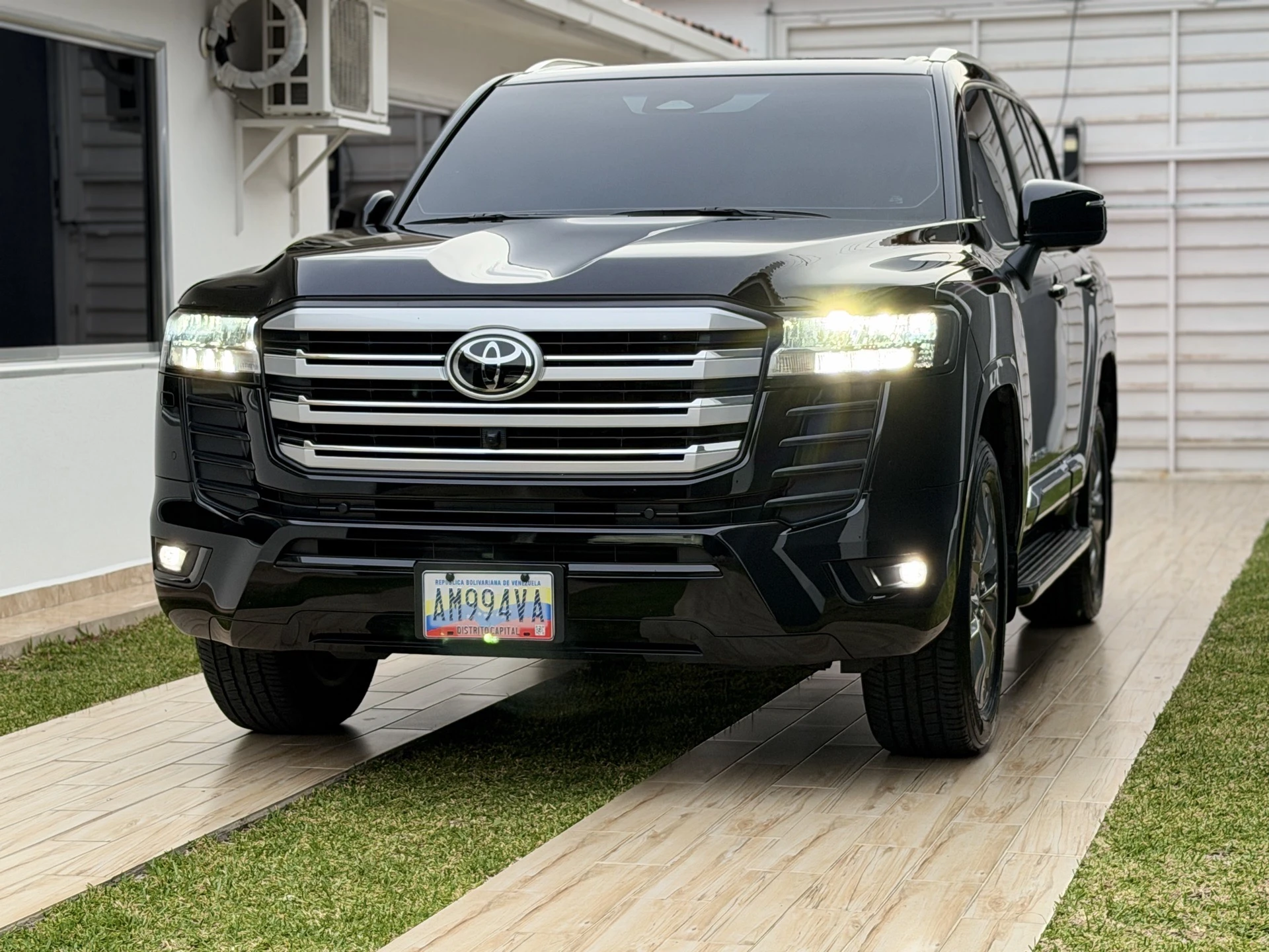 2025 Toyota Land Cruiser LC300 — foto 3