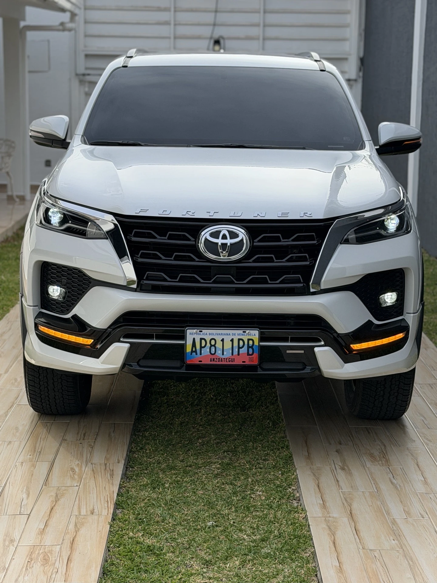 2025 Toyota Fortuner VXR — foto 2