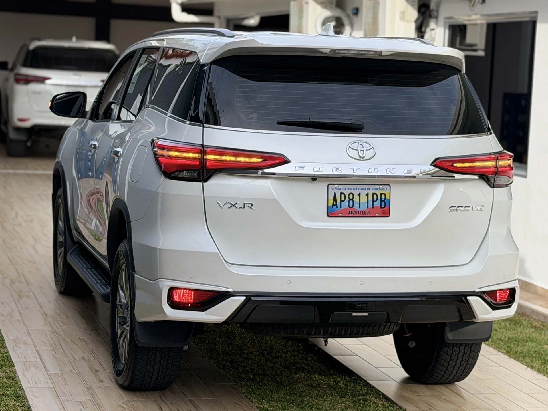 2025 Toyota Fortuner VXR — foto 3