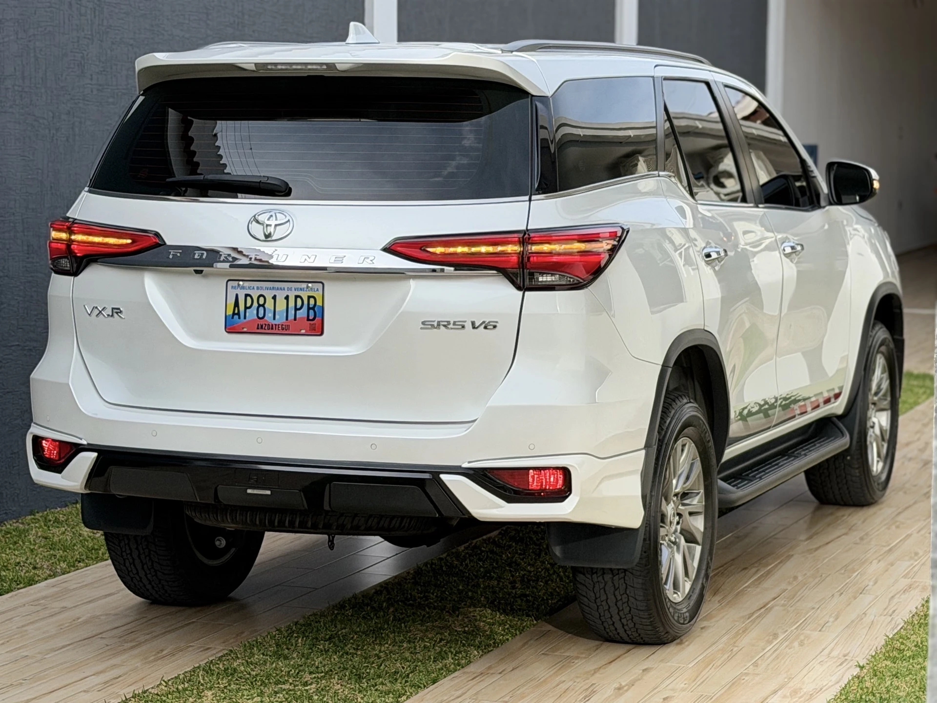 2025 Toyota Fortuner VXR — foto 5