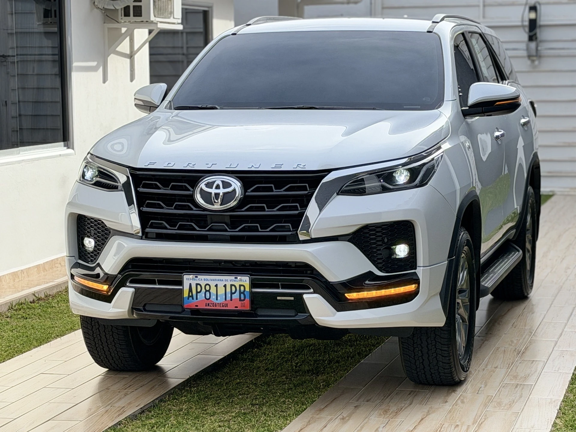 2025 Toyota Fortuner VXR — foto 18