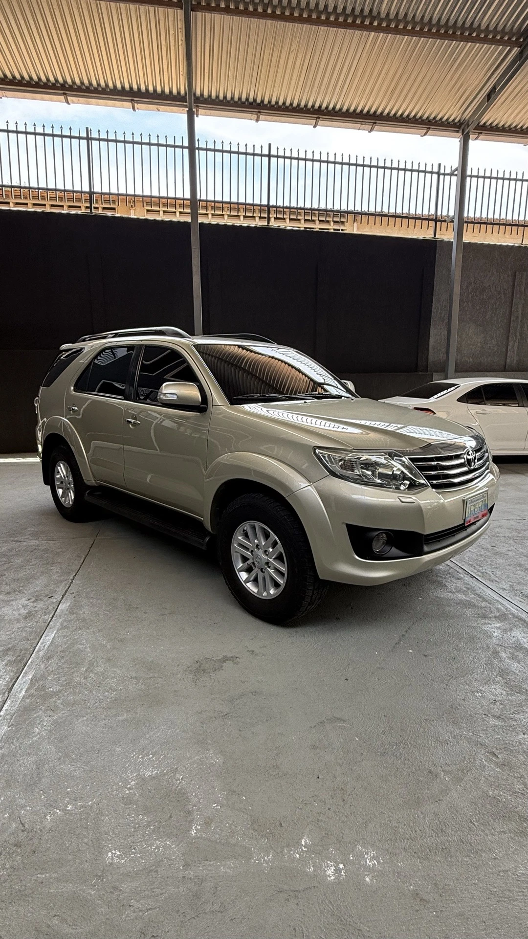 2015 Toyota Fortuner SR — foto 3