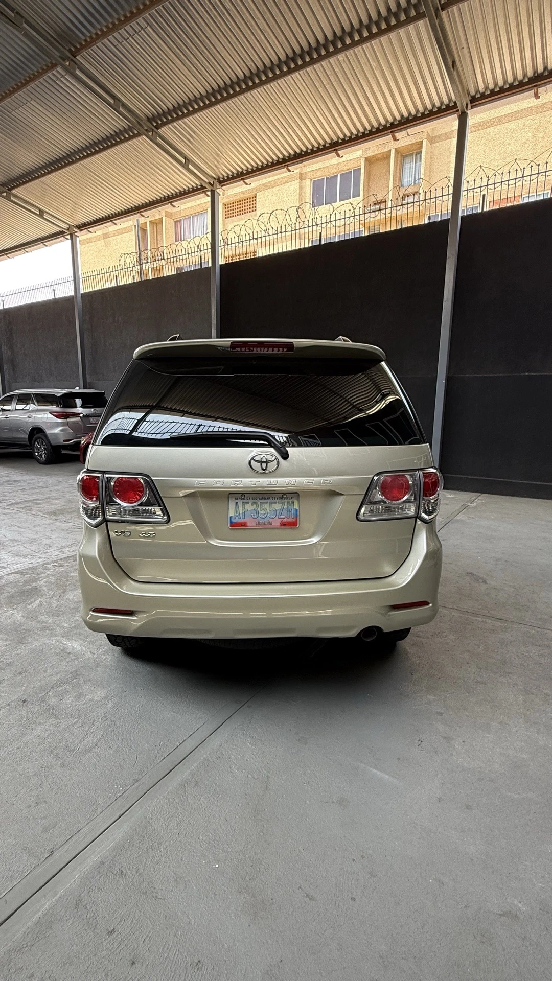 2015 Toyota Fortuner SR — foto 5