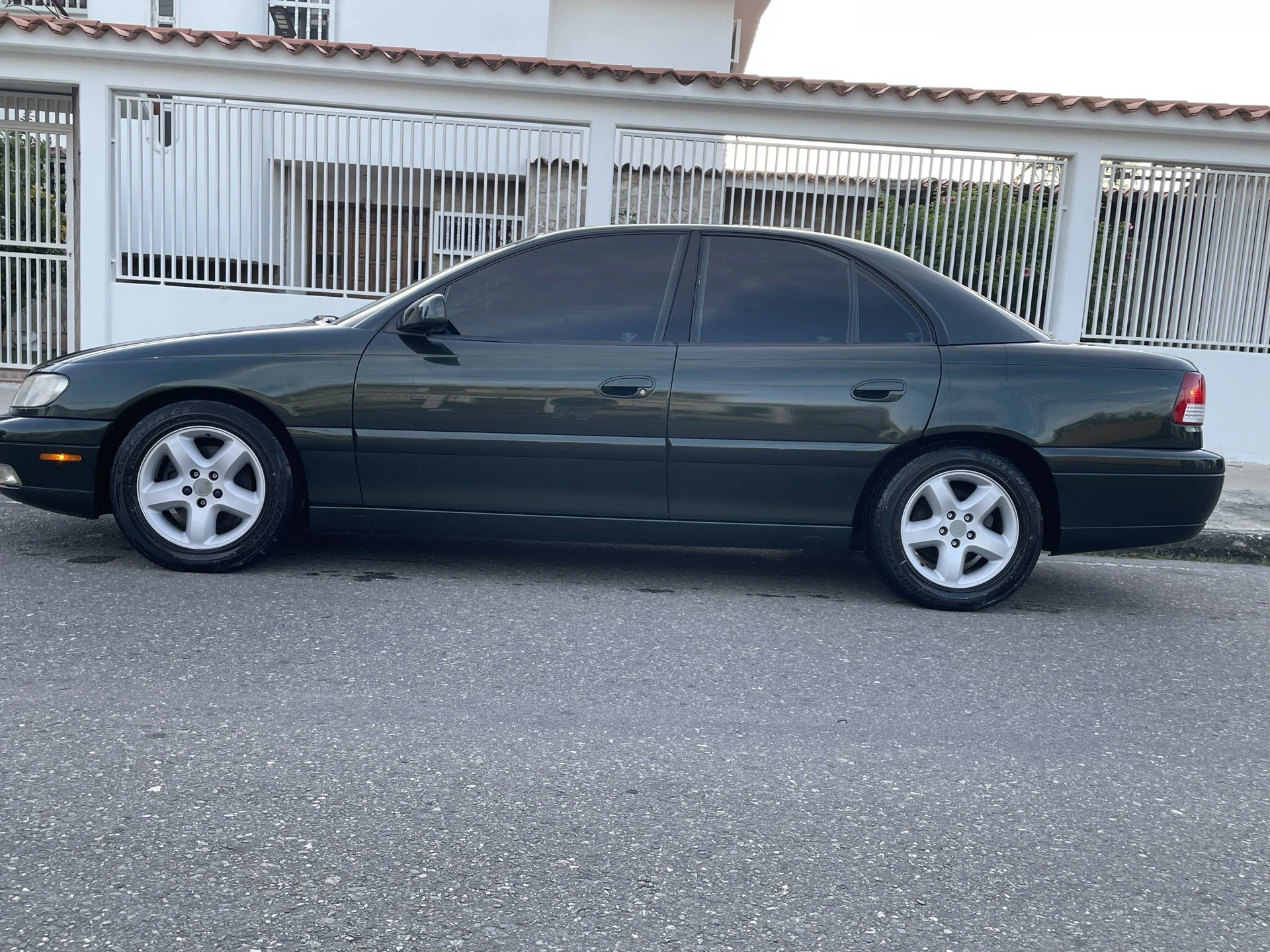 2000 Cadillac Catera LX — foto 2