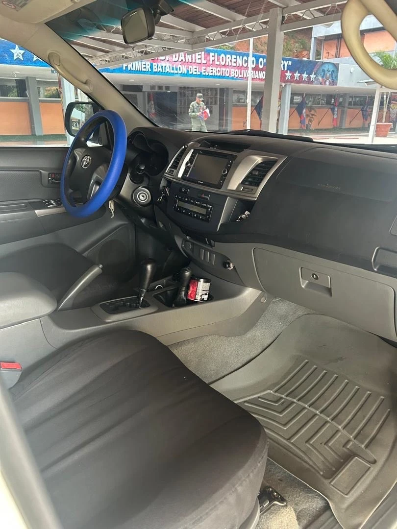 2017 Toyota Hilux — foto 2
