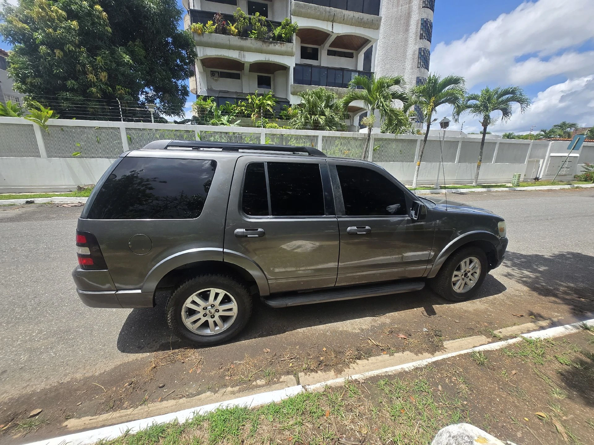2010 Ford Explorer Eddi bauer — foto 2