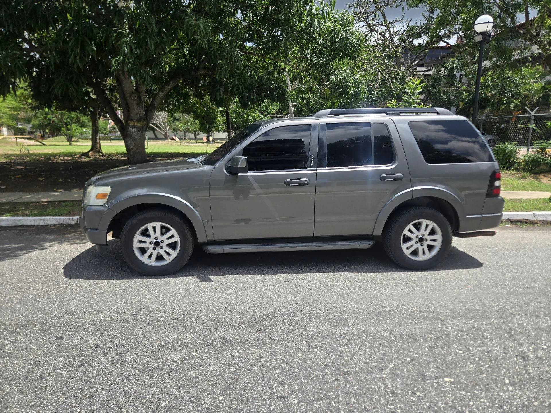 2010 Ford Explorer Eddi bauer — foto 3