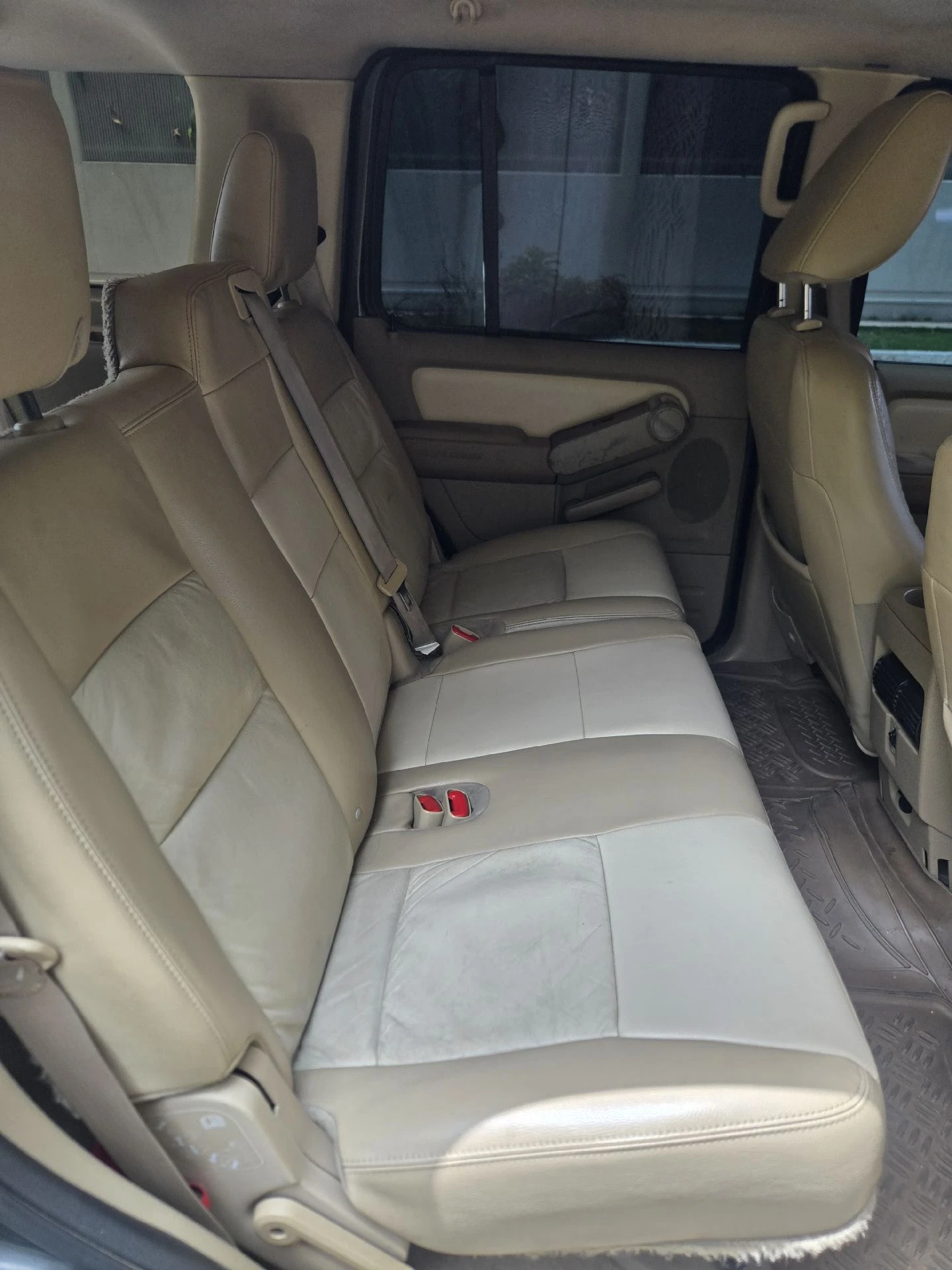 2010 Ford Explorer Eddi bauer — foto 7