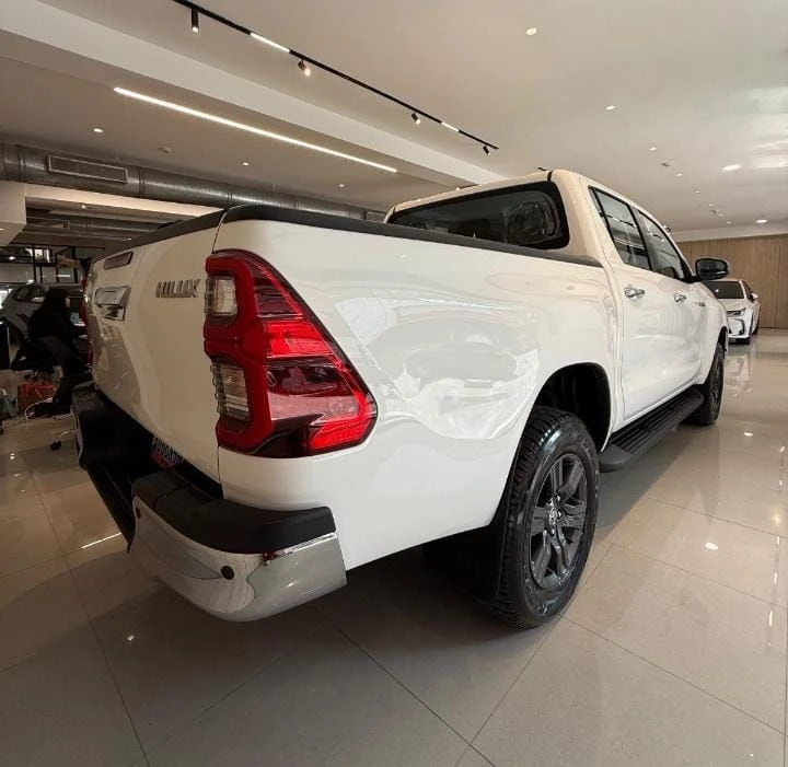 2027 Toyota Hilux — foto 2