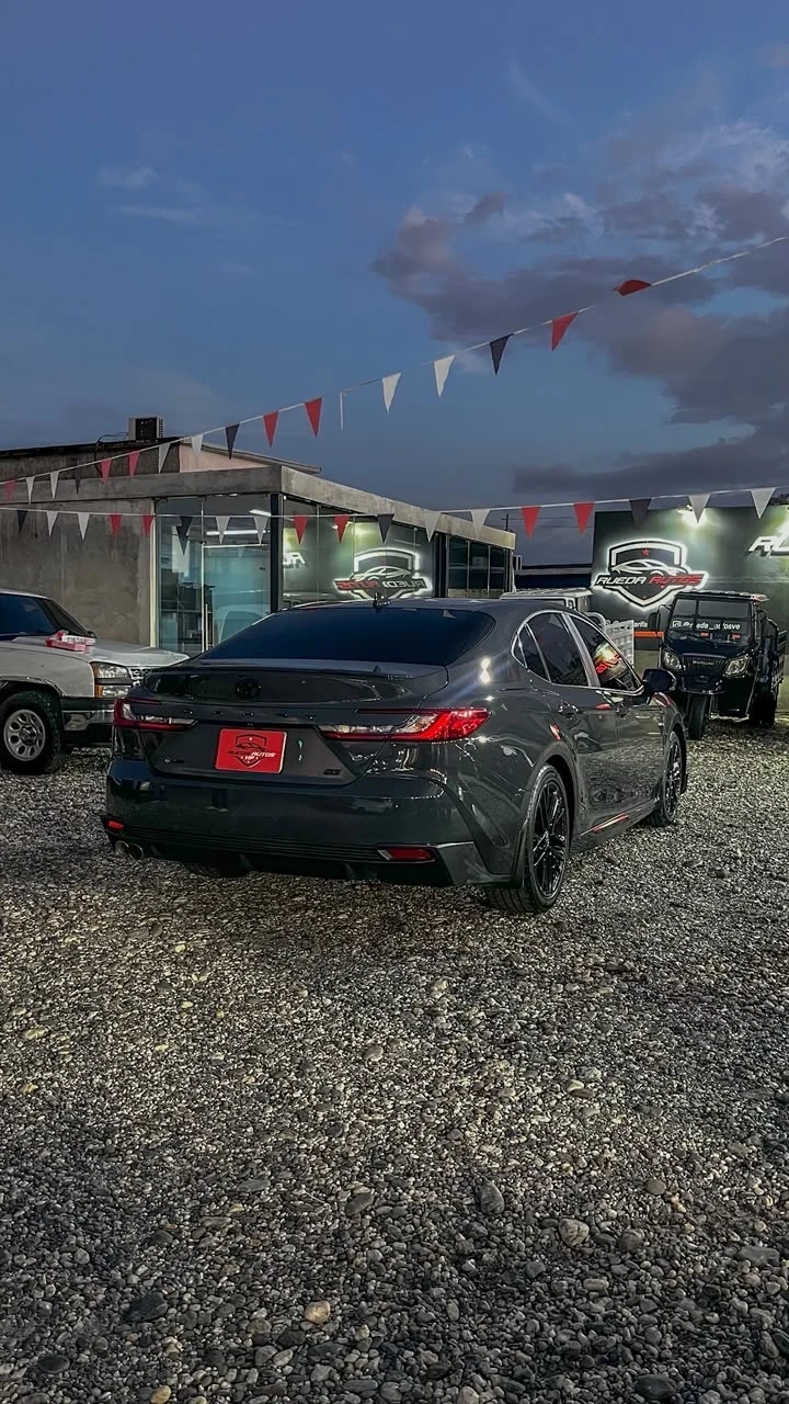 2025 Toyota Camry SE — foto 2
