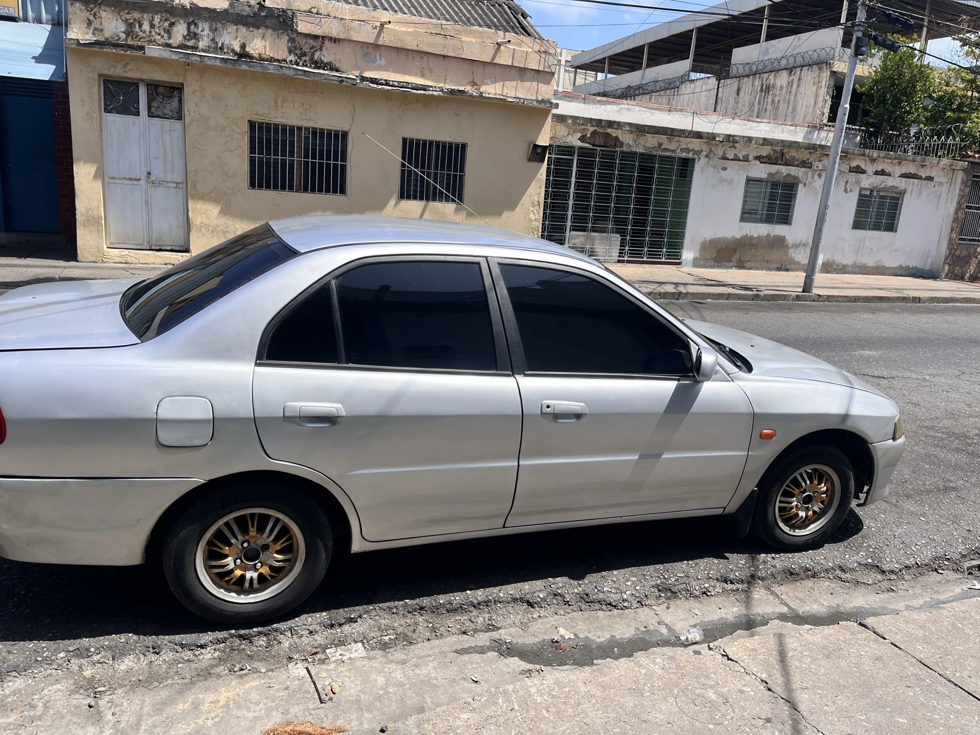 2010 Mitsubishi Signo Glx — foto 2