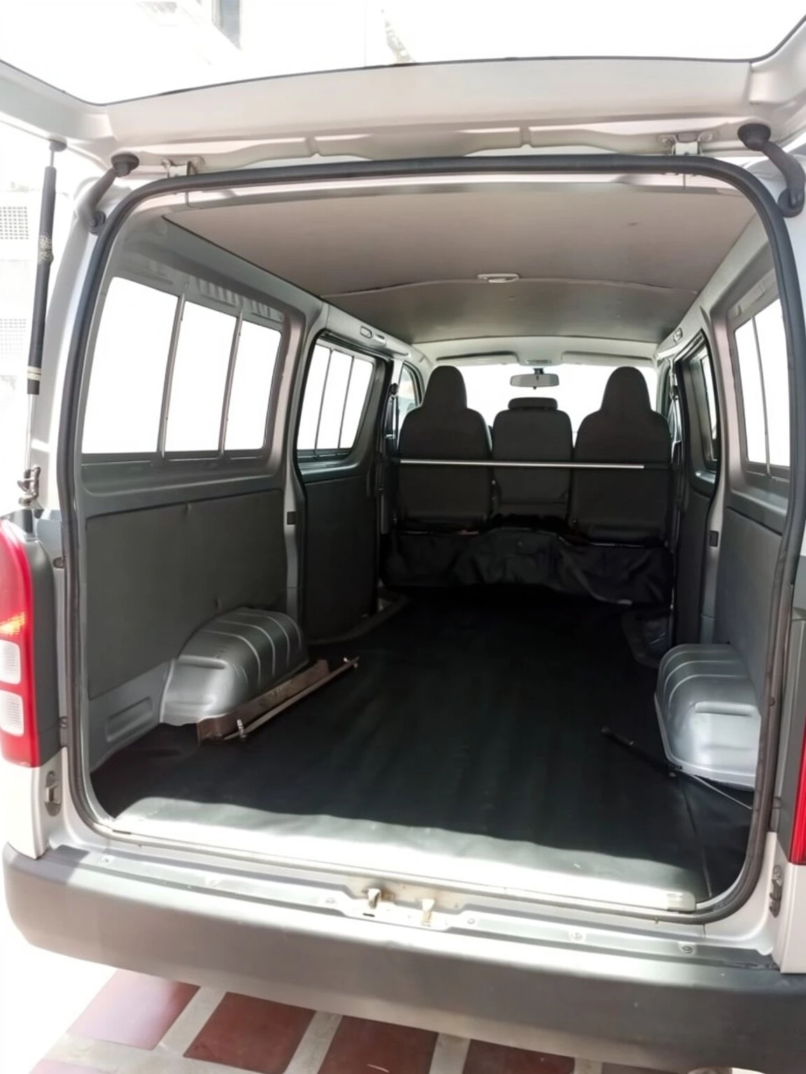 2009 Toyota Hiace — foto 11