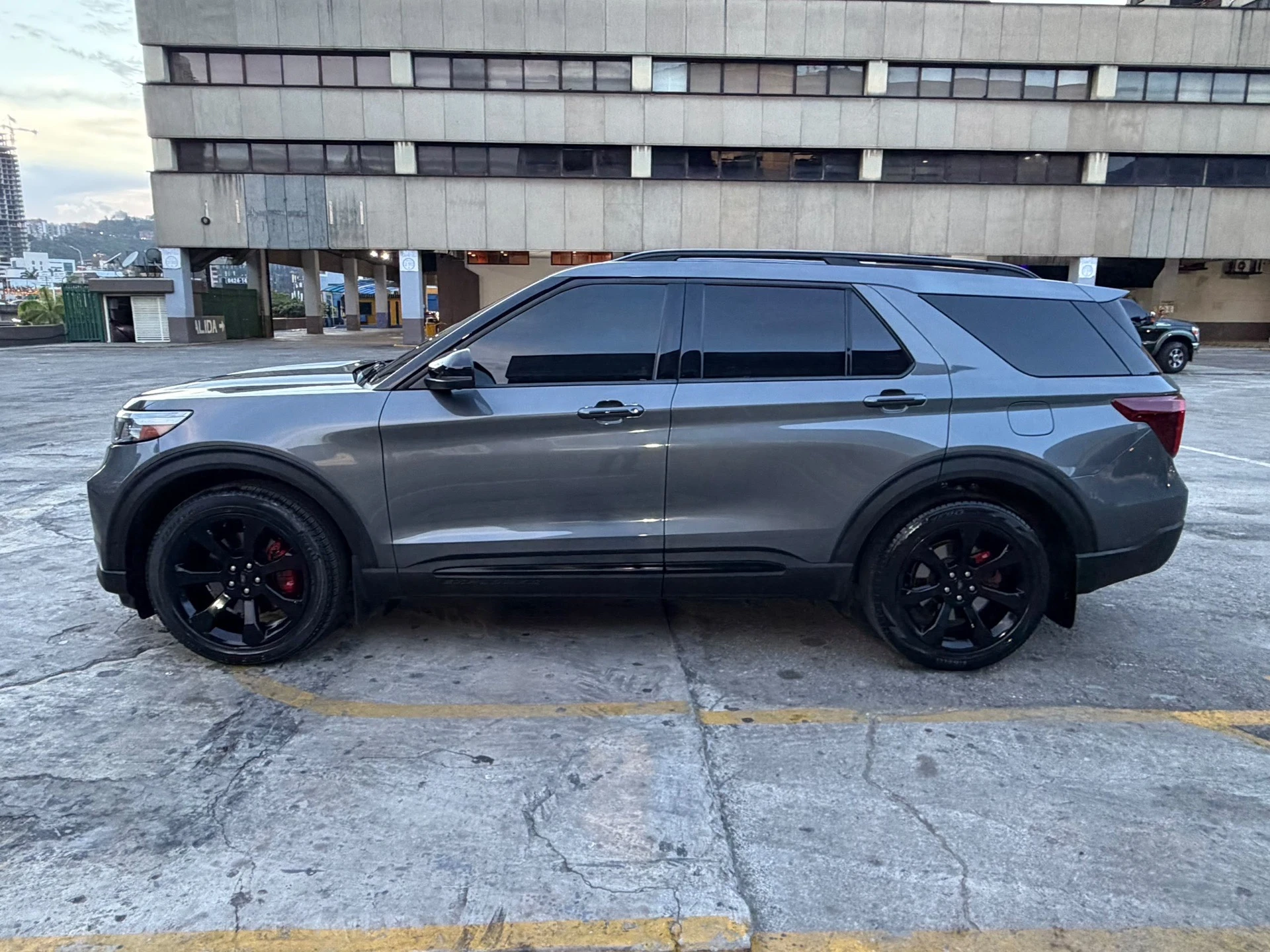 2023 Ford Explorer Sport Trac ST — foto 5