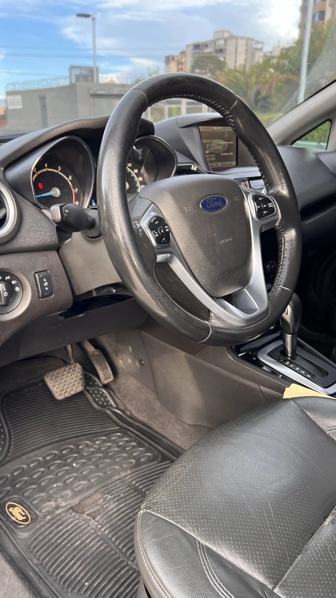 2014 Ford Fiesta Titanium — foto 13